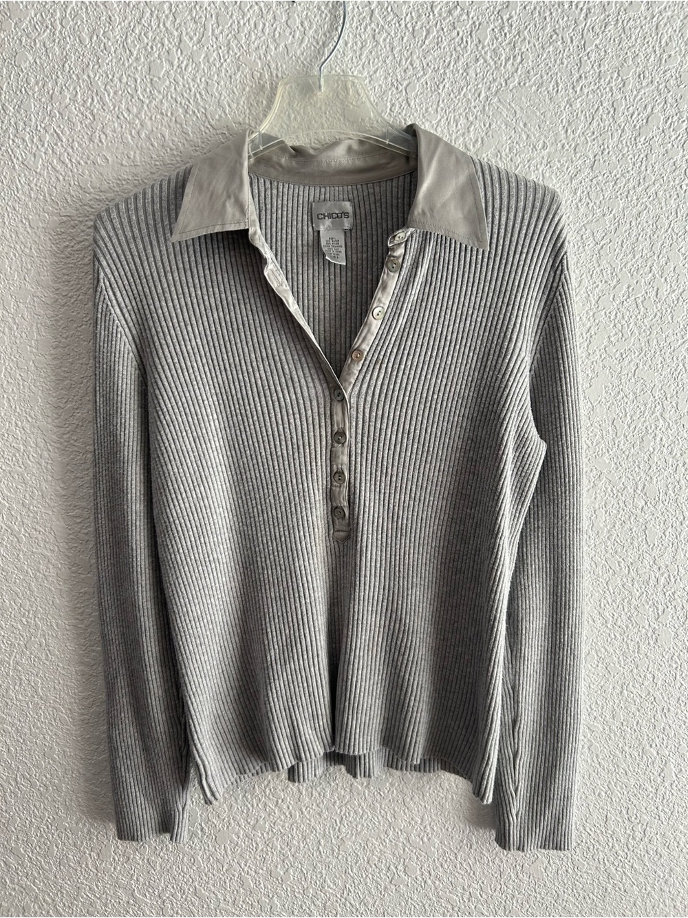 Chico’s Ribbed Knit Top 100% Silk Trim Collared Button V-Neck Gray Sz 2 / Large